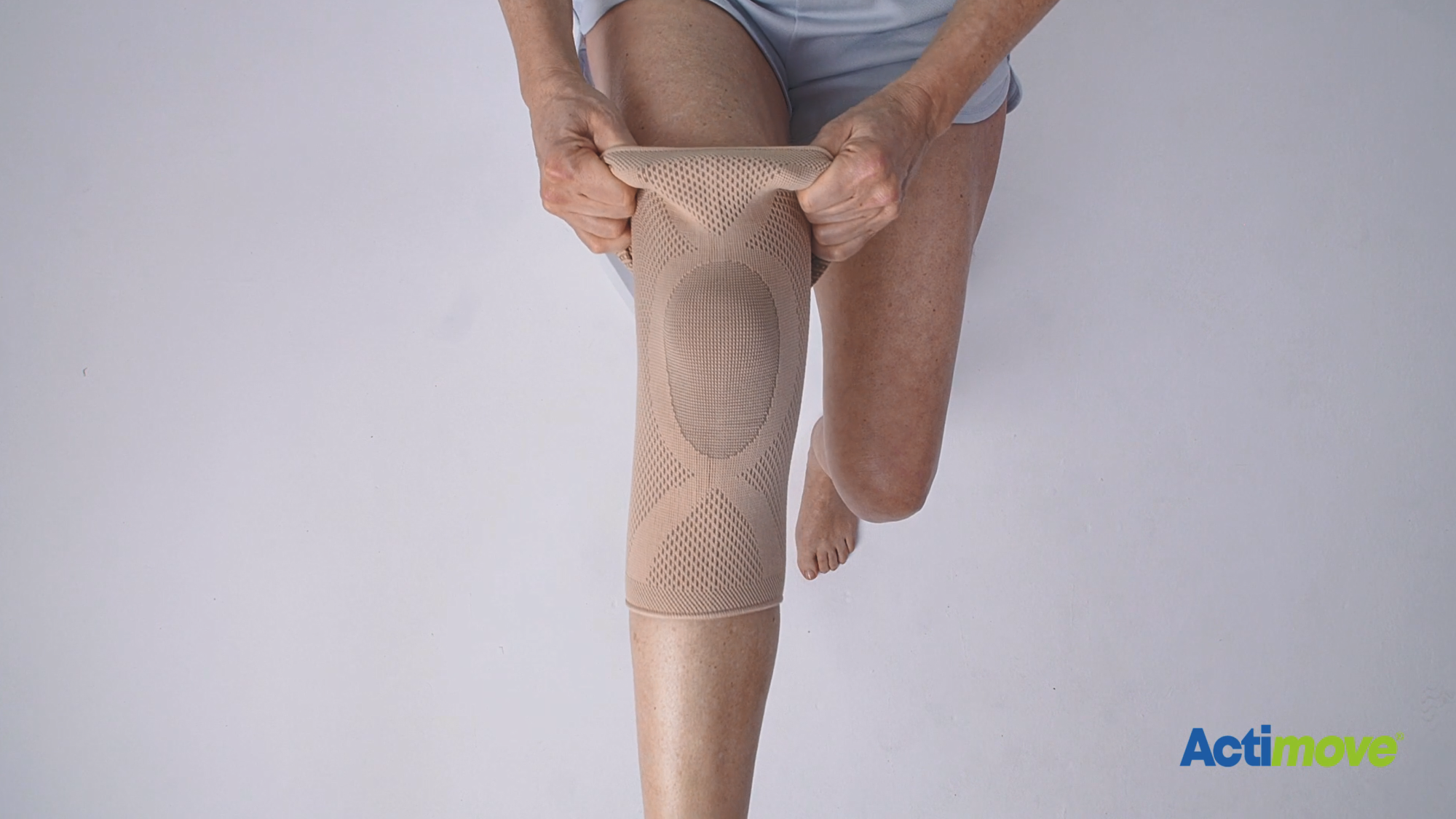 How to put on the Actimove Everyday Supports Knee Support with Closed Patella: pull the knee support up your leg
 How to put on the Actimove Everyday Supports Knee Support with Closed Patella: pull the knee support up your leg